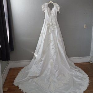 Vintage Never worn Ivory Bridal Gown size 10